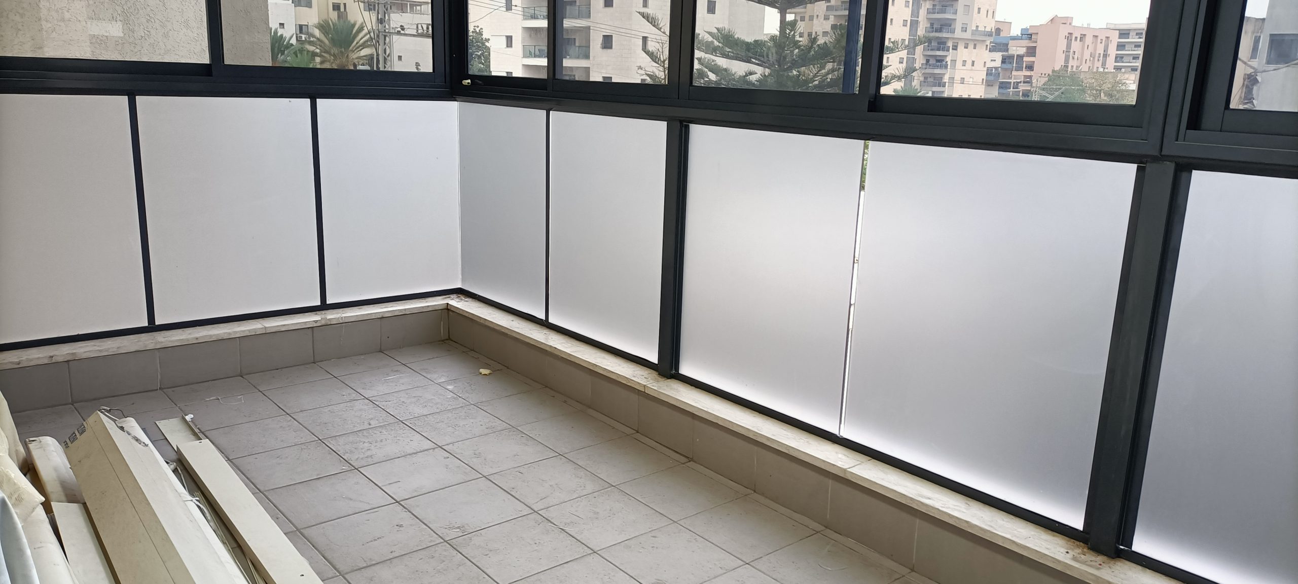 ציפוי מומלץ להסתרה ופרטיות ! כל כך מוסיף ומשדרג את הזכוכית ומראה המרפסת !