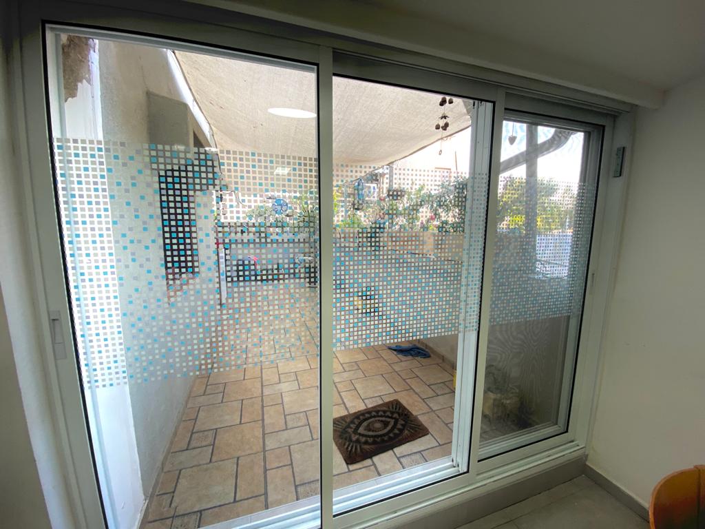 ציפוי צבעוני לזכוכית להסתרה ויופי
