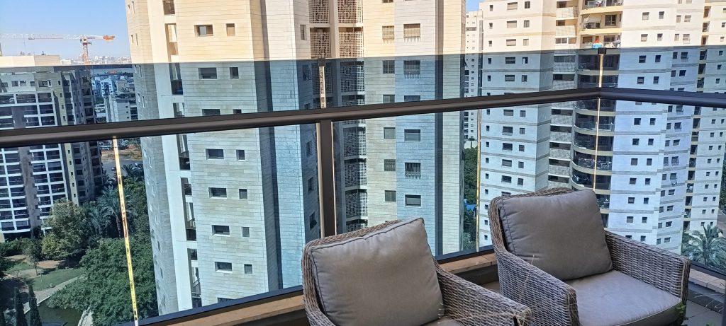 ציפוי מעקה מרפסת