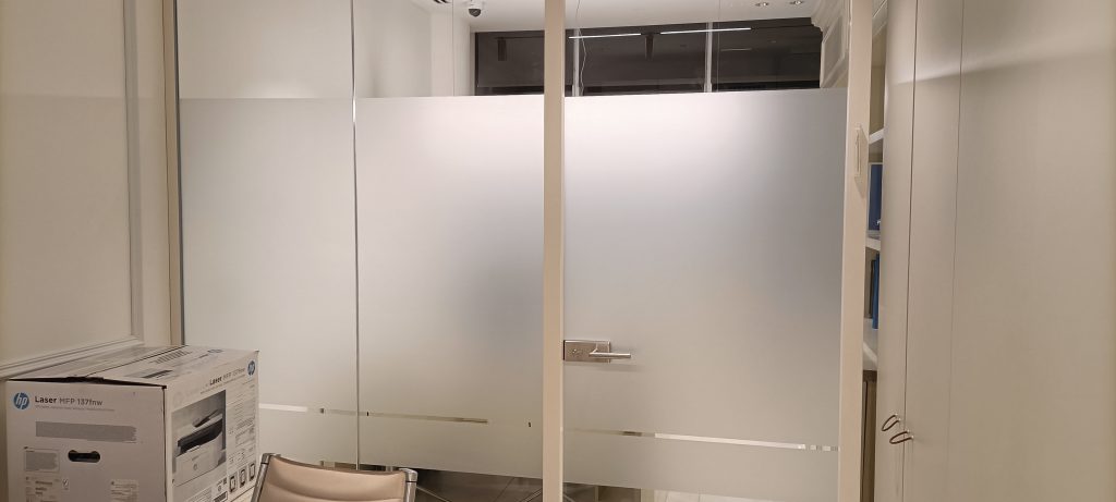 ציפוי חלבי להסתרה ומתן פרטיות למשרד