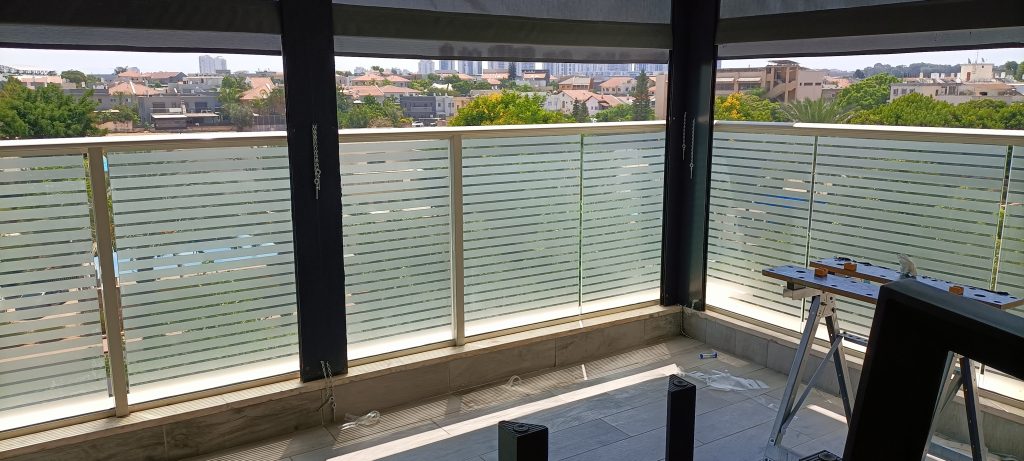 ציפוי פסים דקורטיבי לפרטיות ולמניעת כניסת חום וקרינה שדרוג של פני המרפסת יופי וחידוש