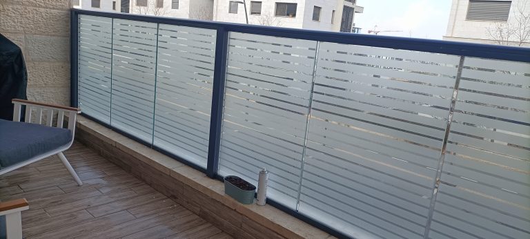 ציפוי מעקה מרפסת פסים הטזת חול דקורטיבי ליצירת פרטיות במרפסת