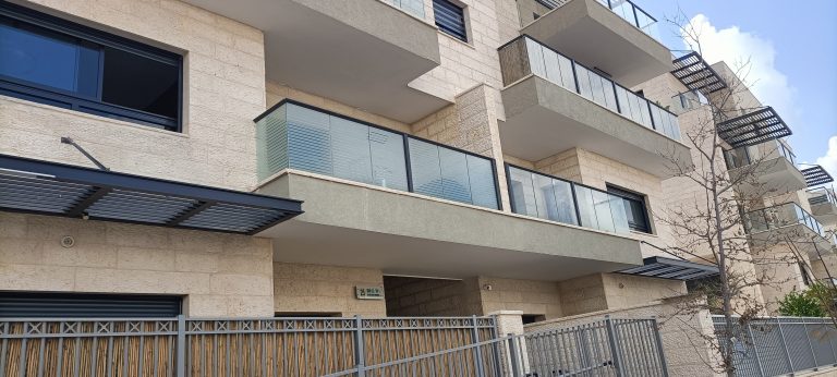 ציפוי מעקה מרפסת לפרטיות והסתרה