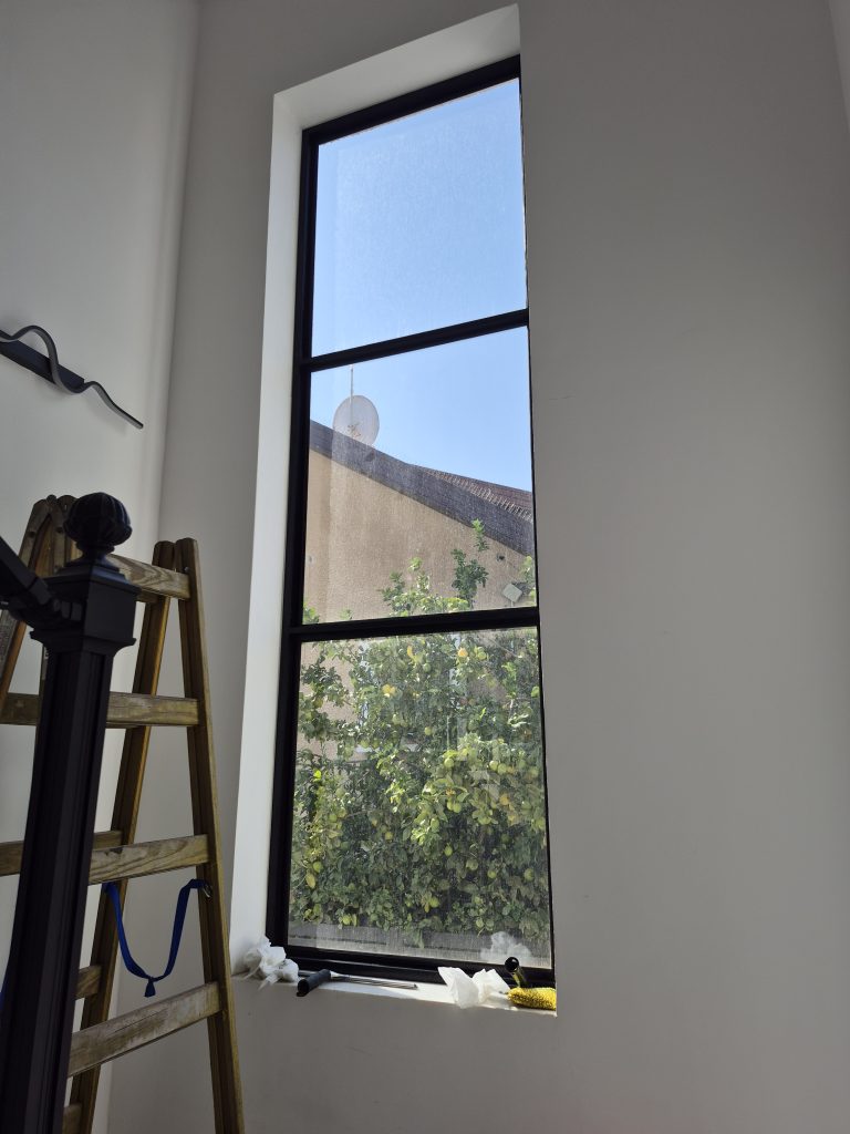 חלון בבית לפני ציפוי אנטי סאן נגד שמש סינוור וחום