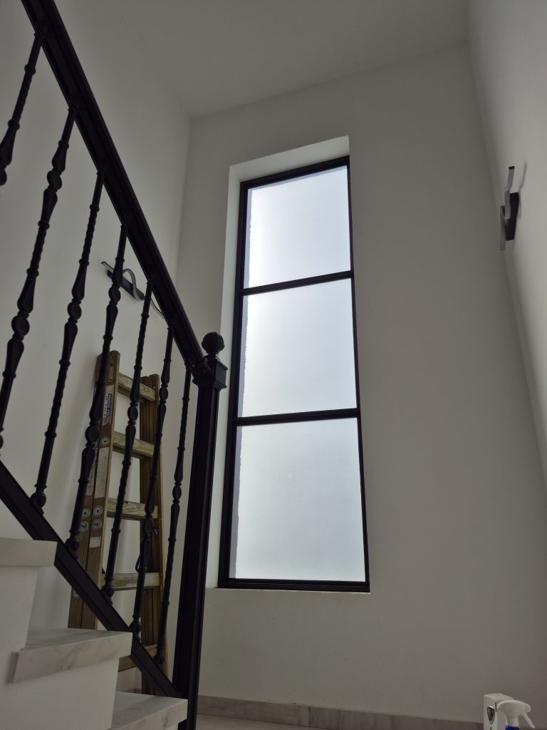 ציפוי חלון בבית ציפוי אנטי סאן להסתרה מיגון מפני השמש ויופי