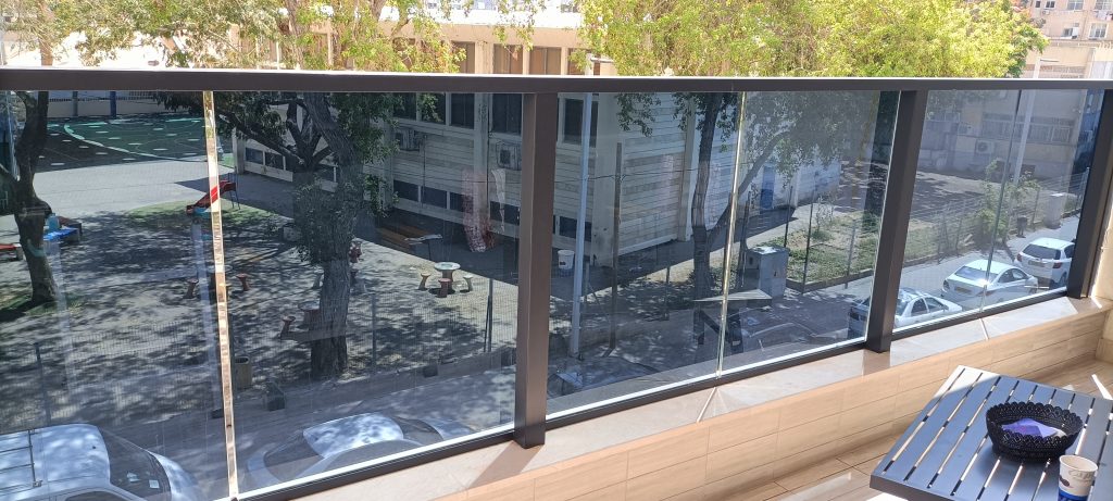 ציפוי מעקה מרפסת ציפוי חלונות בבית