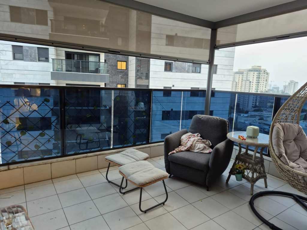 ציפוי חלונות בבית ובמרפסת