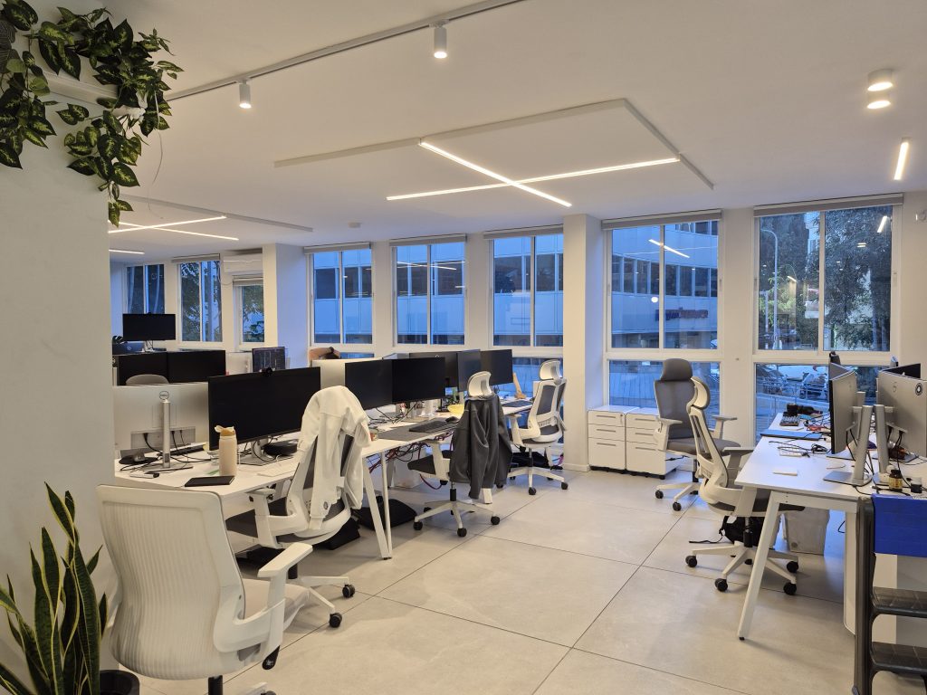 ציפוי חלונות למשרד מונע כניסת חום קרני שמש וסינוור ועדיין ניתן לראות החוצה