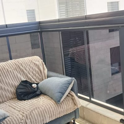 ציפוי מעקה מרפסת המפחיתה חום וסנוור ושומרת על פרטיות